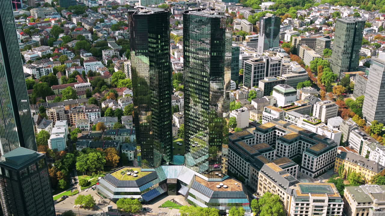 Vista panorâmica de Frankfurt de um arranha-céu, Alemanha. Vários edifícios residenciais e de escritórios, arranha-céus