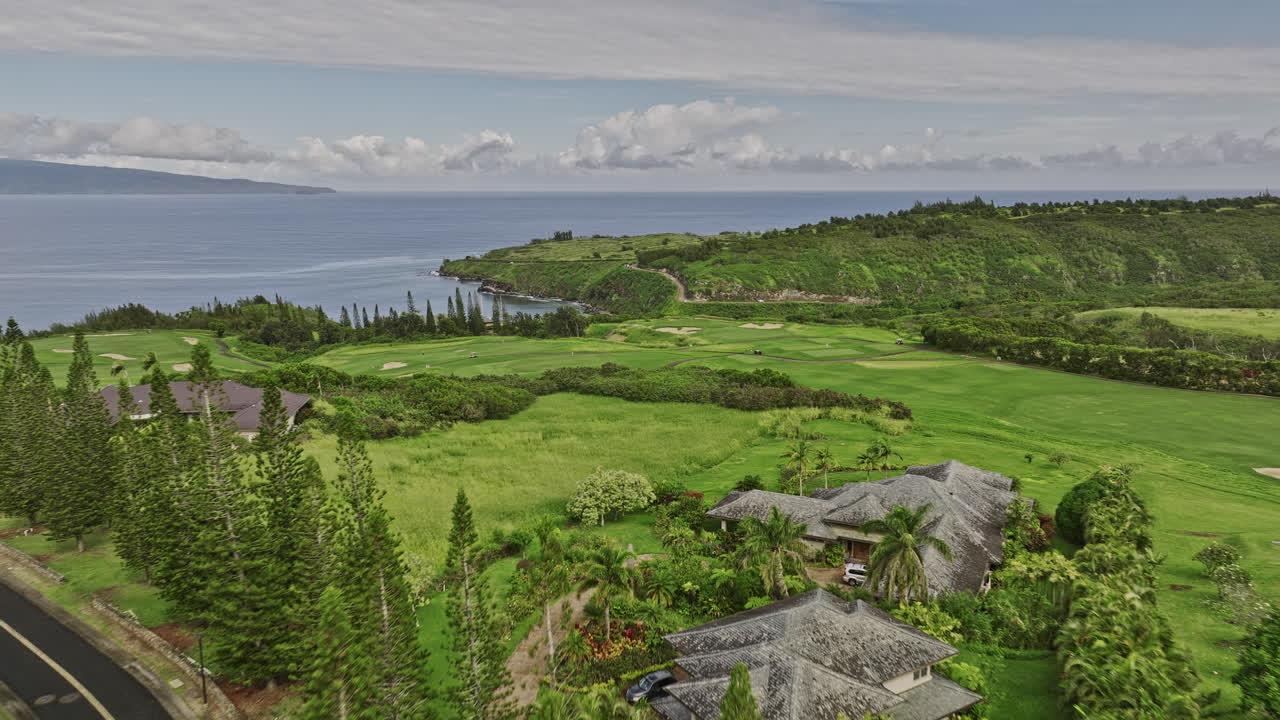 마우이 하와이 에어리얼 v16 낮은 수준의 드론 비행 카팔우아 플랜테이션 골프 코스 호놀루아 만을 향해 울창한 페어웨이와 멋진 태평양 전망을 촬영 - mavic 3 영화 - 2022 년 12 월