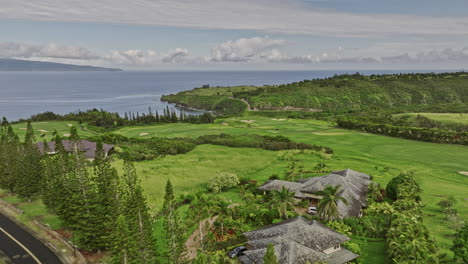 Maui-Hawaii-Aérea-V16-Drone-De-Bajo-Nivel-Sobrevuela-El-Campo-De-Golf-De-La-Plantación-Kapalua-Hacia-La-Bahía-De-Honolua-Capturando-Calles-Exuberantes-E-Impresionantes-Vistas-Del-Océano-Pacífico---Filmado-Con-Cine-Mavic-3---Diciembre-De-2022