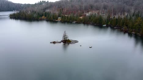 Alrededor-De-Un-árbol-En-Una-Isla,-Durante-El-Otoño-En-Laurentide-Quebec