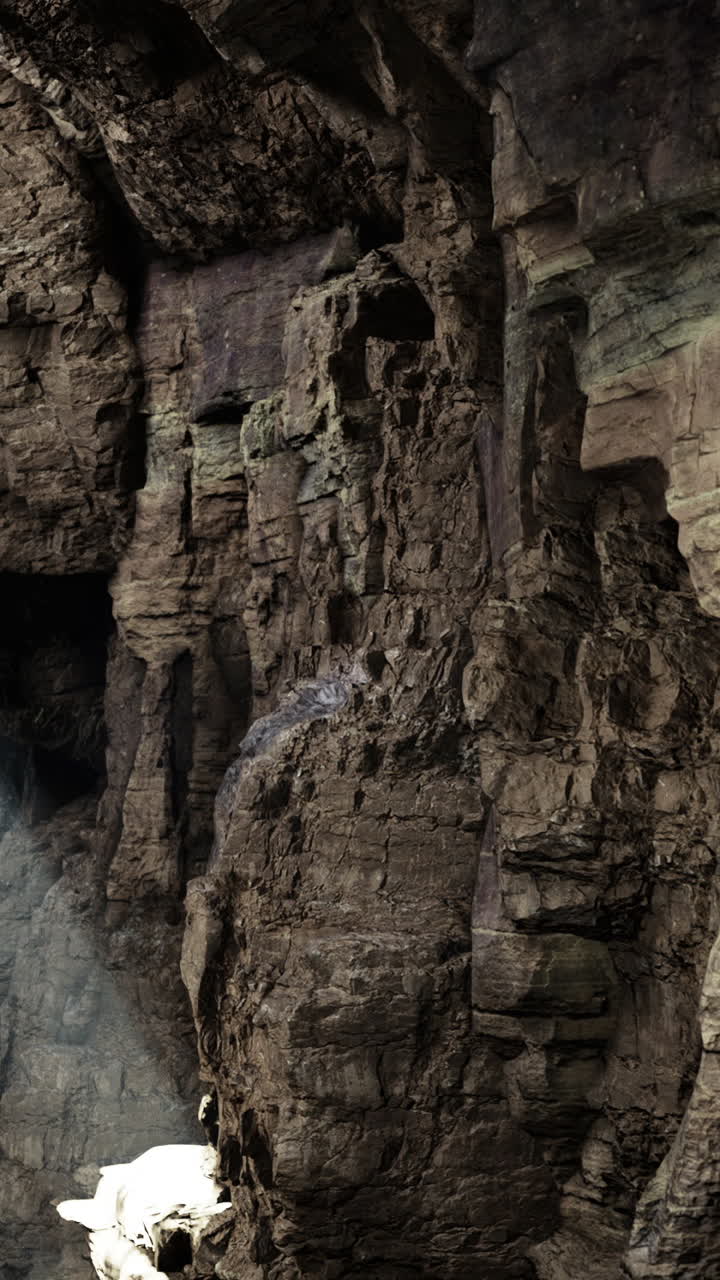 Fasci di luce illuminano una grotta mozzafiato durante l'esplorazione diurna
