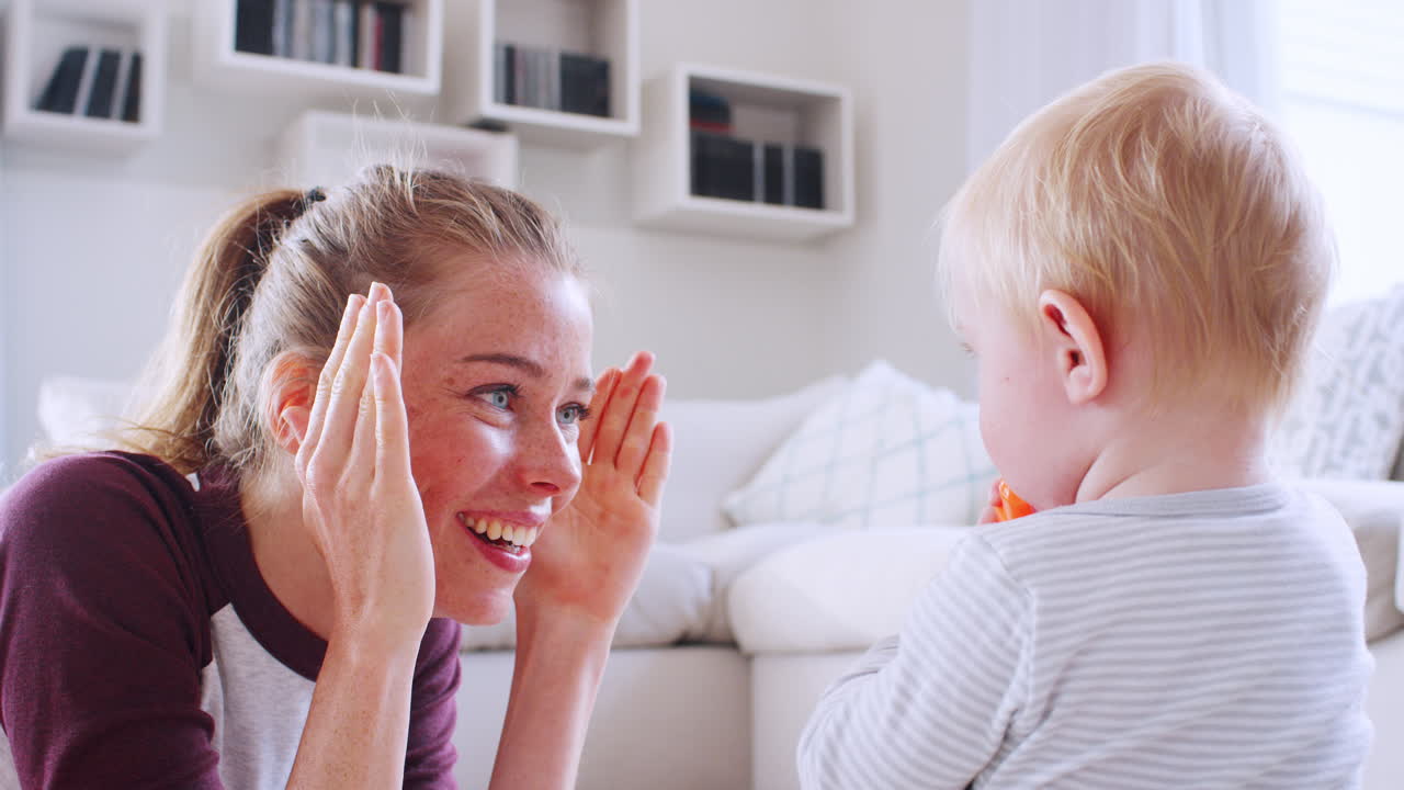 어린 엄마가 유아 아들과 놀고, 면, 근접
