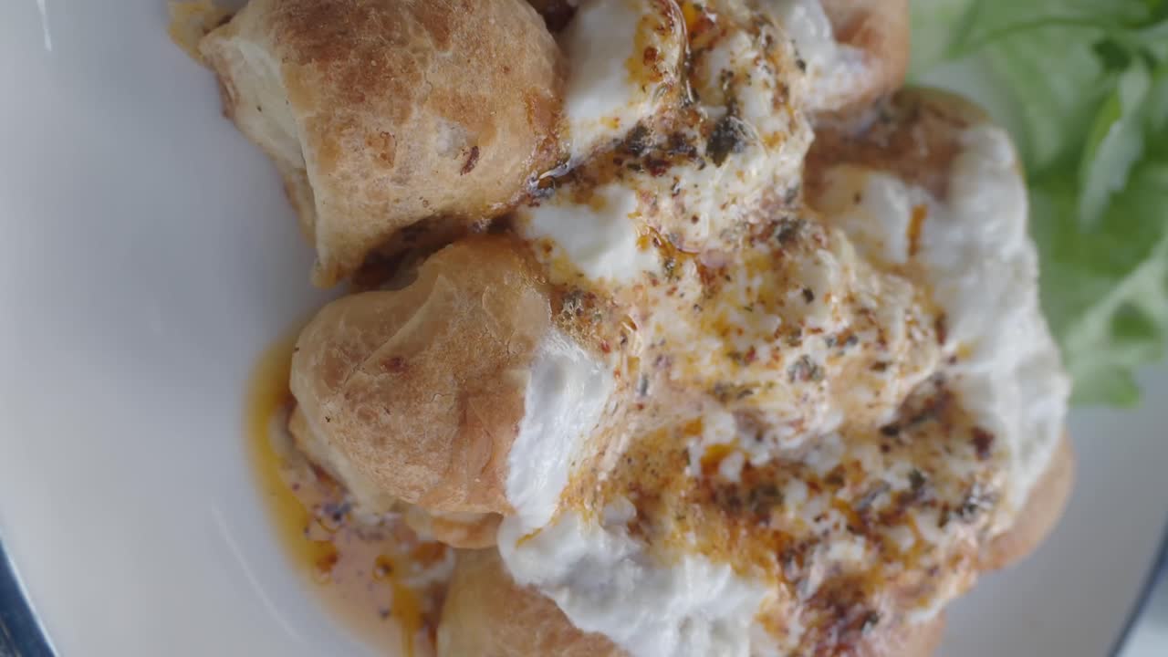 Nahaufnahme von türkischen Ravioli mit Joghurt und Tomatensauce