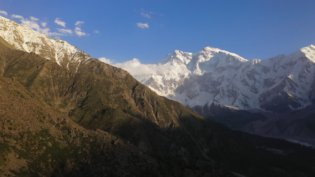 toma de dron de nanga parbat, prados de hadas pakistán, montañas nevadas, toma aérea cinematográfica