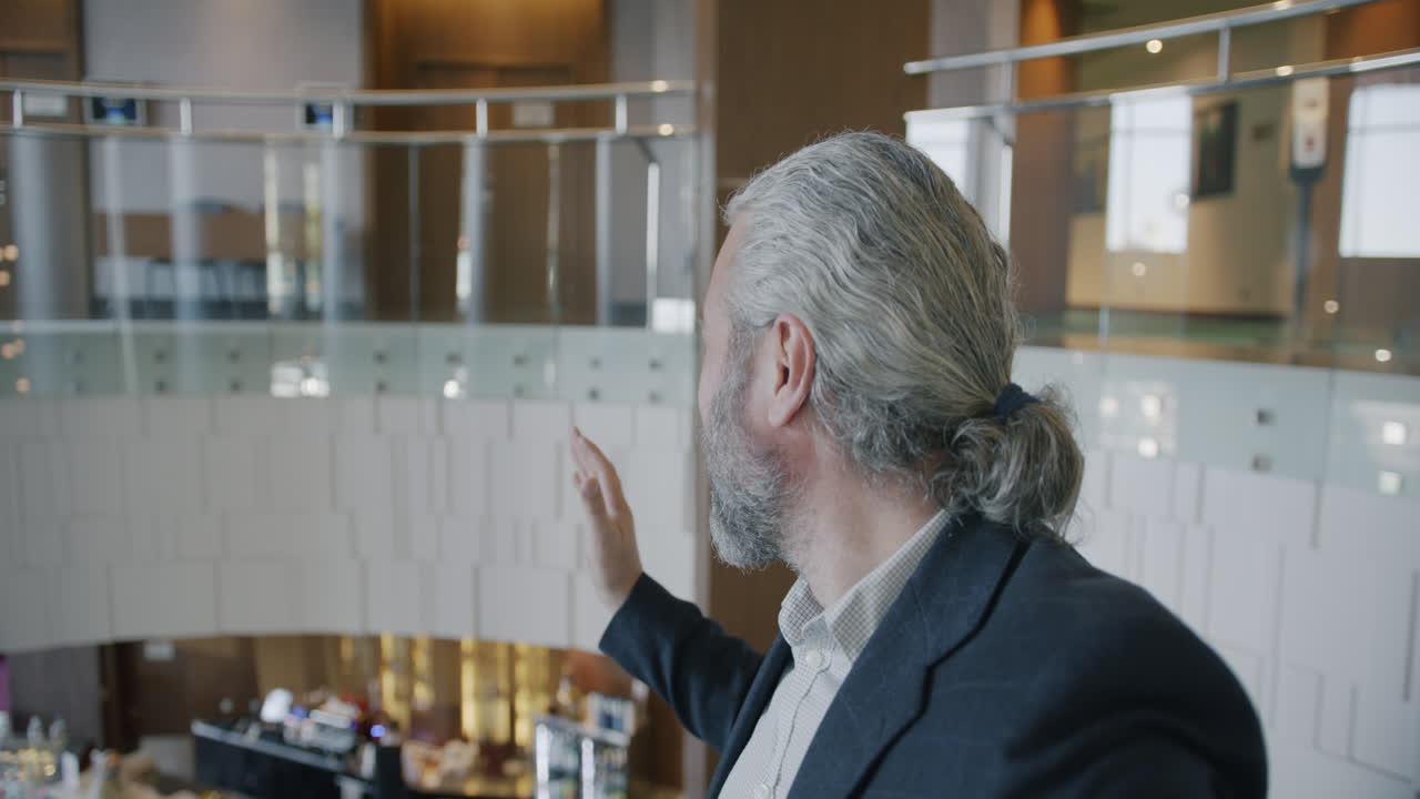 Uomo che si fa un selfie nella hall di un hotel