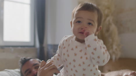 Encantadora-Niña-Bailando-Y-Jugando-Mientras-Se-Queda-En-La-Cama-De-Sus-Padres-En-Una-Perezosa-Mañana-De-Domingo