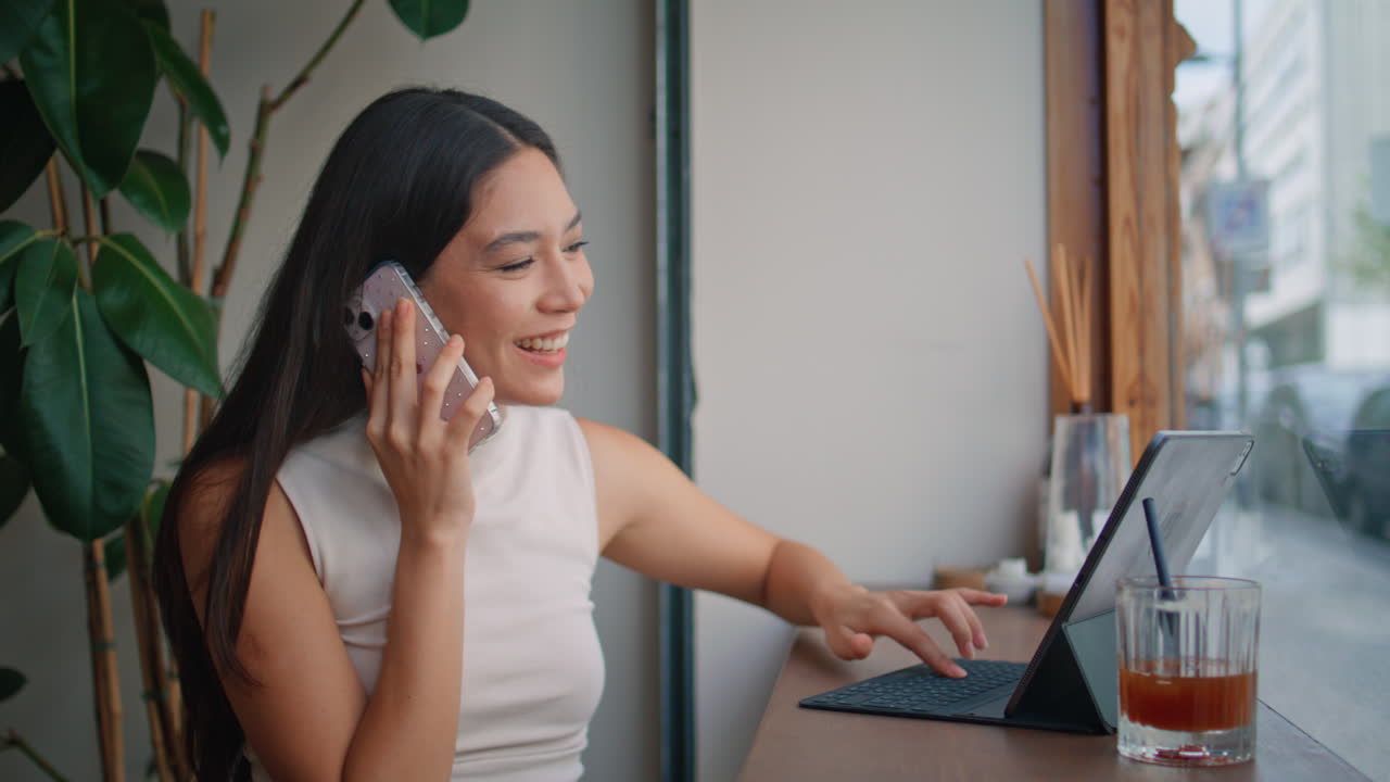 mujer trabajando en una cafetería