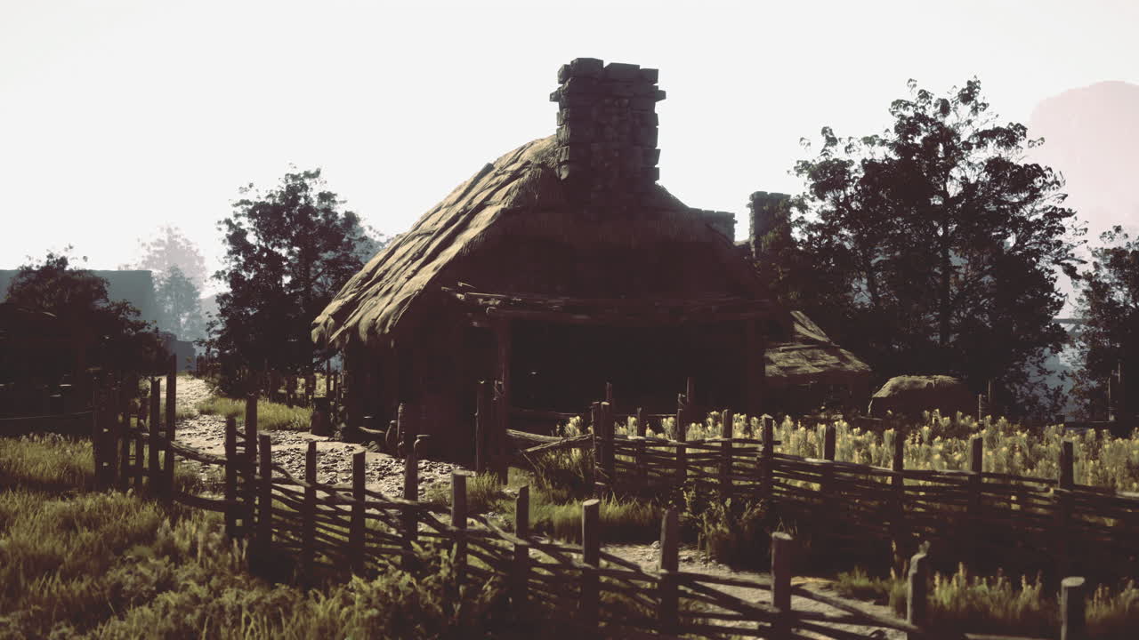 조용한 시골에서 시골 울타리로 둘러싸인 고풍스러운  지붕의 오두막집