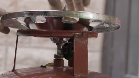instalación de estufas de gas de un solo quemador de cobre en tiendas minoristas para cocinar durante el día