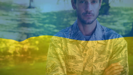 animación de la bandera de ucrania sobre soldado masculino biracial