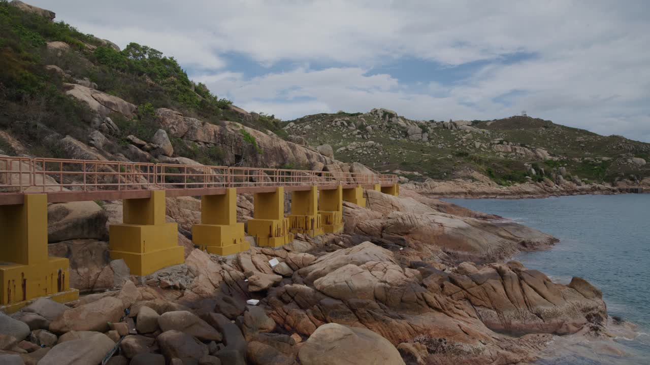 바위 산과 바다