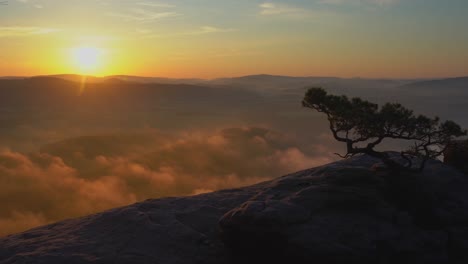 Zeitraffer-Eines-Nebligen-Sonnenaufgangs-Am-Lilienstein-Im-Elbsandsteingebirge,-Sächsische-Schweiz,-Deutschland