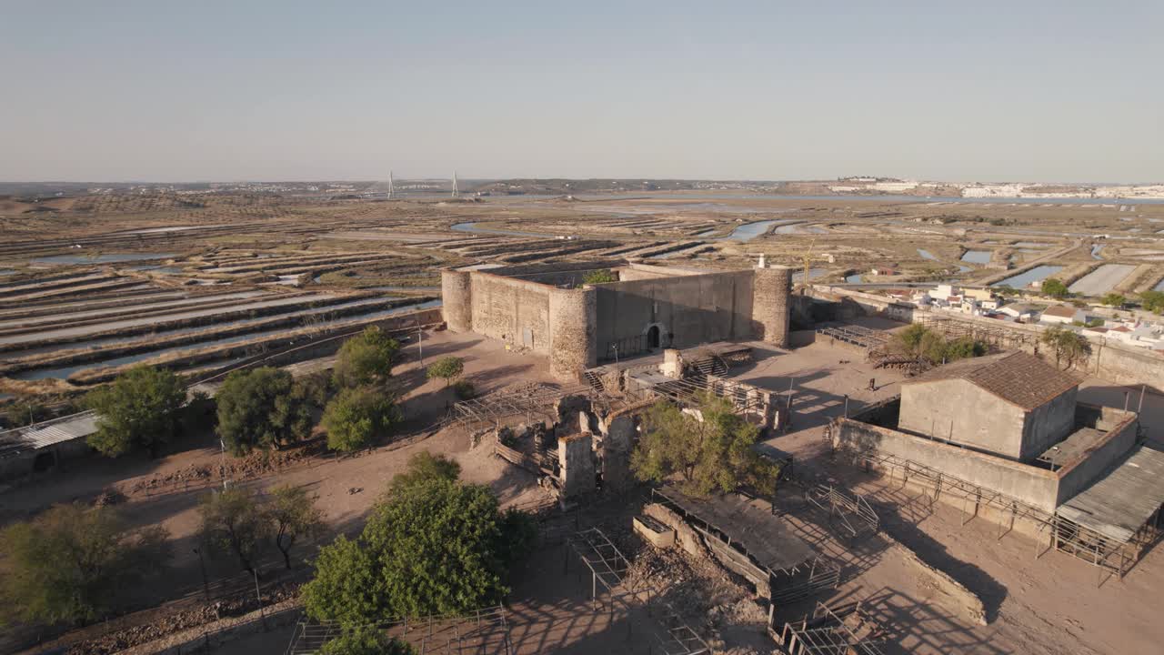 drone de bajo nivel que vuela a través del castillo de castelo de castro marim revela las salinas en la ciudad parroquial