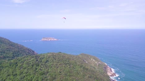 Hermoso-Vuelo-En-Paramotor-Sobre-El-Mar-De-Brasil-Con-Cielo-Azul