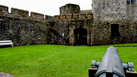 El-Patio-Interior-Del-Castillo-De-Cahir-En-Tipperary,-Irlanda,-Que-Muestra-El-Canon-Utilizado-En-Películas-Como-Los-Tudor,-Etc.