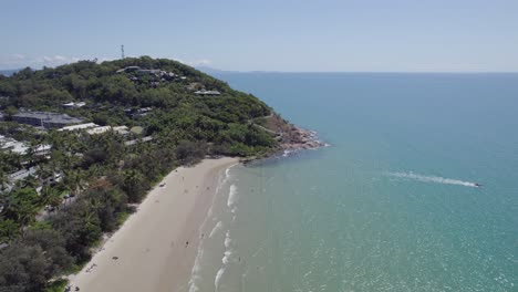 Playa-De-Cuatro-Millas-Con-Gente-Disfrutando-De-Las-Vacaciones-De-Verano-En-Port-Douglas,-Queensland,-Australia---Retroceso-Aéreo