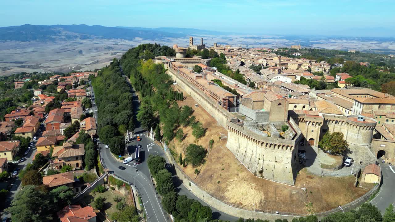 항공으로 볼테라: 이탈리아 토스카니의 중심에서 역사와 문화를 통한 여행