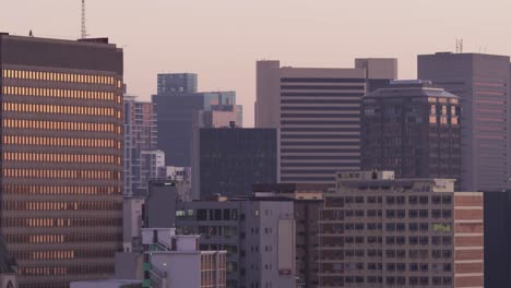 vista general del paisaje urbano con múltiples rascacielos y edificios altos