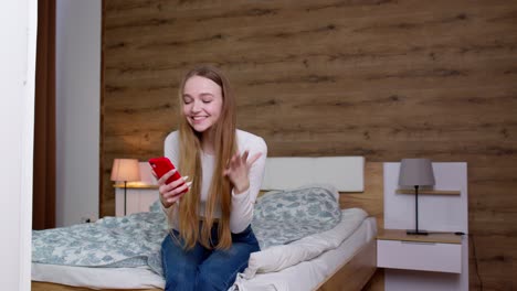 Cliente-Mujer-Celebrando-La-Oferta-Ganadora-O-Recibiendo-Una-Oferta-De-Descuento-En-Compras-De-Comercio-Electrónico-En-Un-Teléfono-Móvil