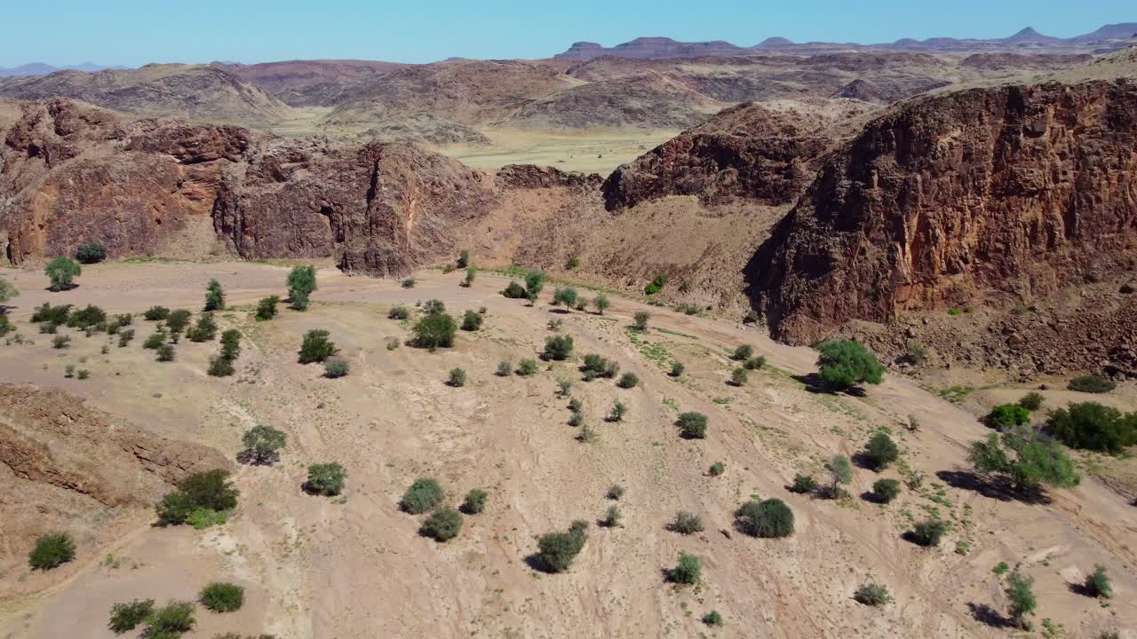북부 나미비아의 마른 강바닥과 산악 광야의 아름다운 공중 풍경
