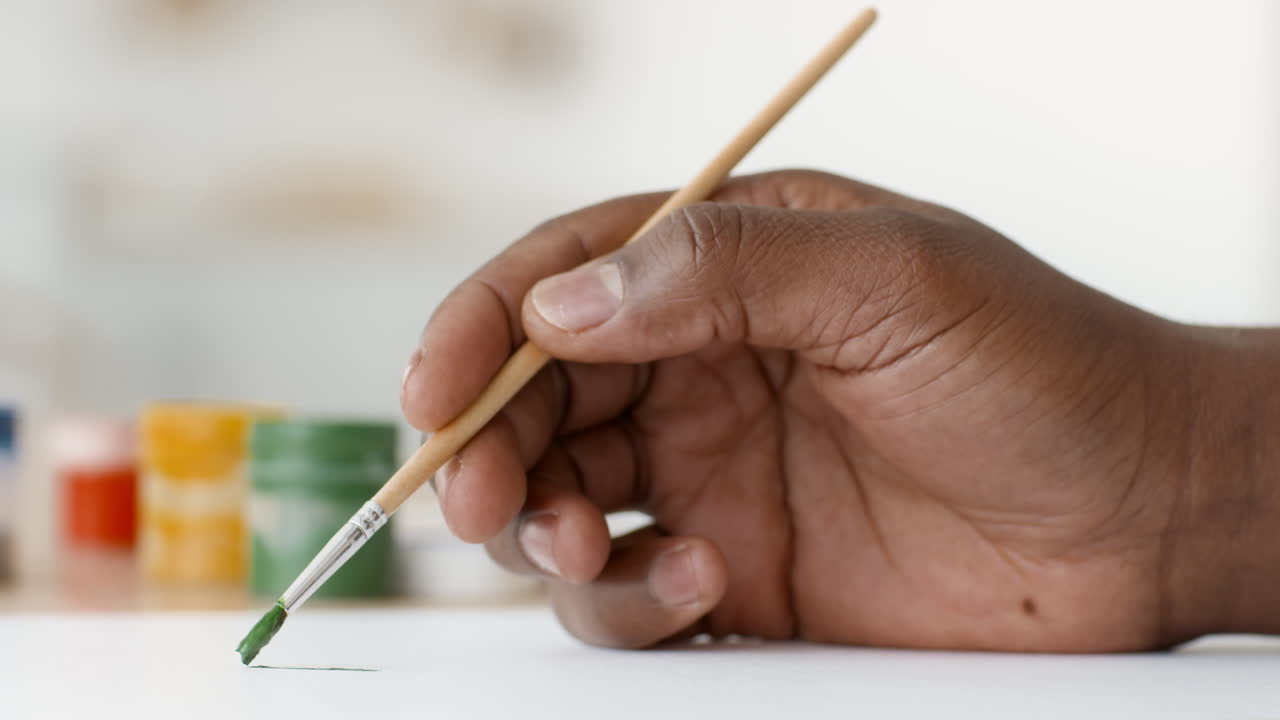 persona pintando con un pincel