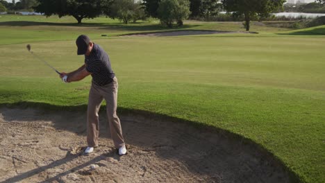 Jugador-De-Golf-Golpeando-La-Pelota-Con-Su-Palo.