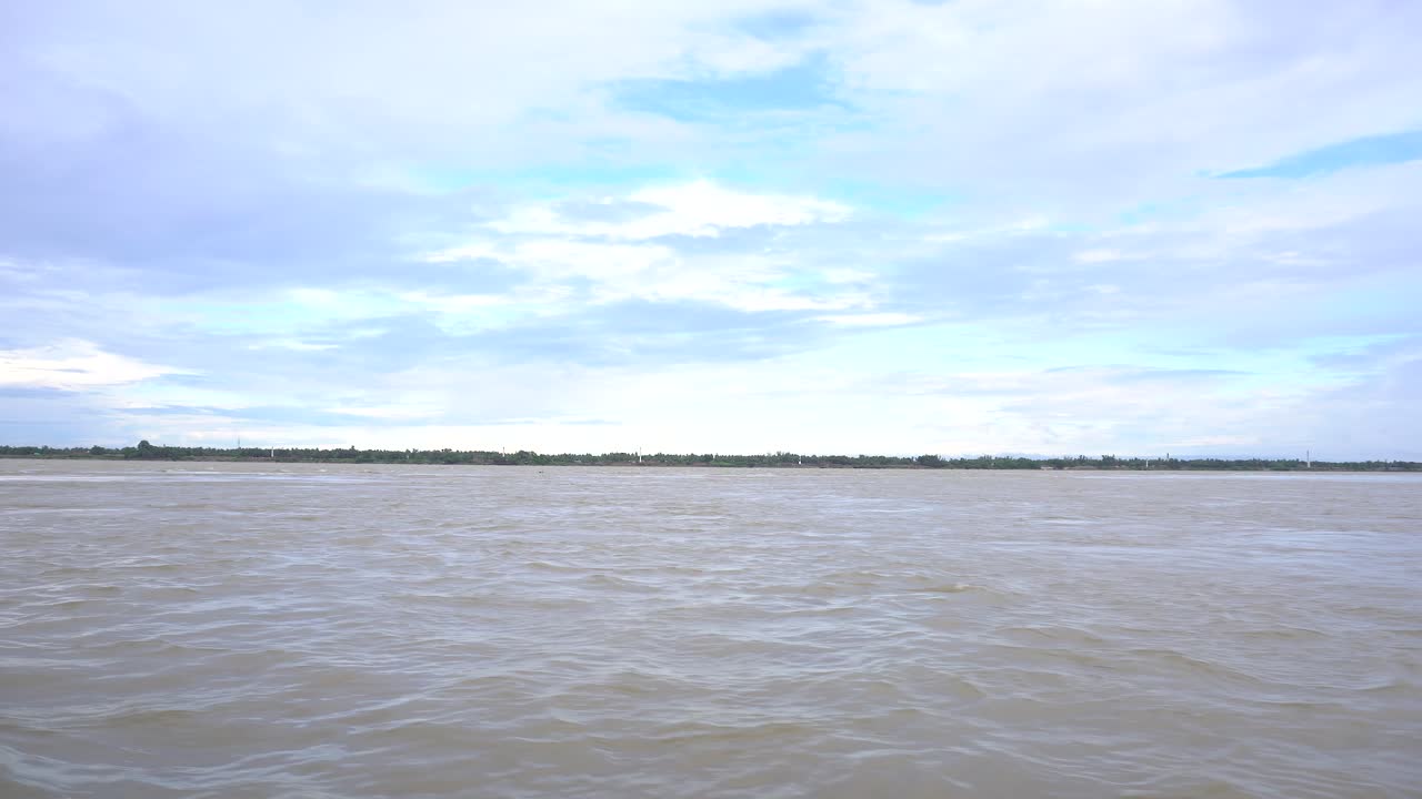 el agua está soplando sobre el río