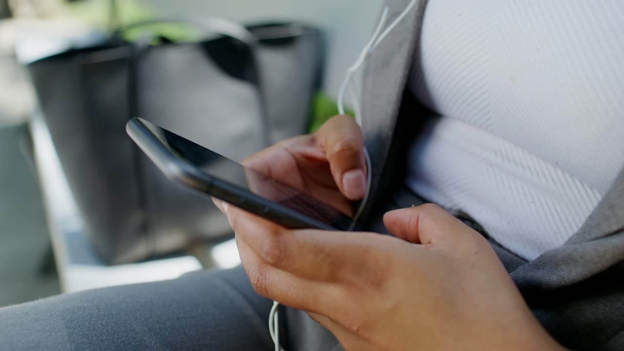 Donna che utilizza uno smartphone all'aperto