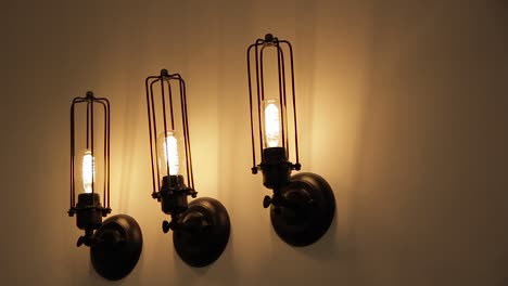 tres lámparas de pared led industriales amarillas de 3200k en una pared blanca - diseño industrial - escena oscura de color negro
