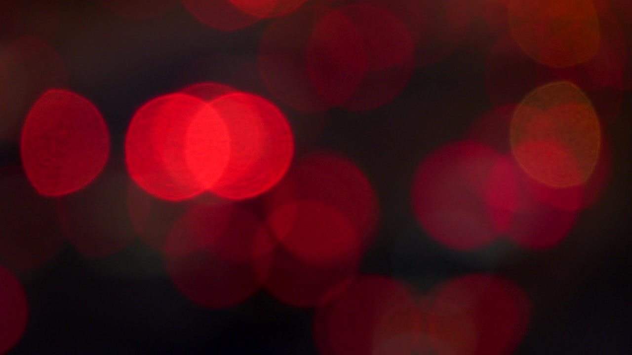 la ciudad nocturna está desfocada con un bonito bokeh y el típico ruido de la ciudad.