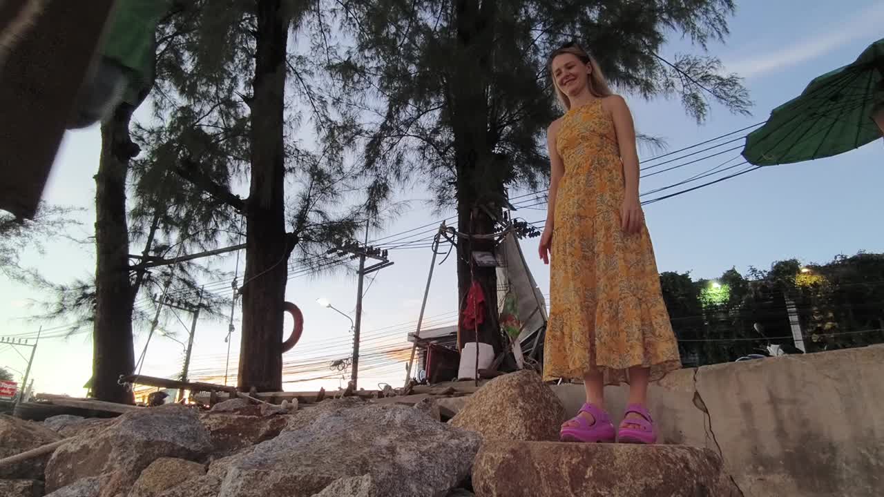 어머니 와 딸 이 바가 에서 스 을 즐기고 있다