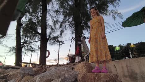 madre e hija disfrutando de un columpio en la orilla del mar