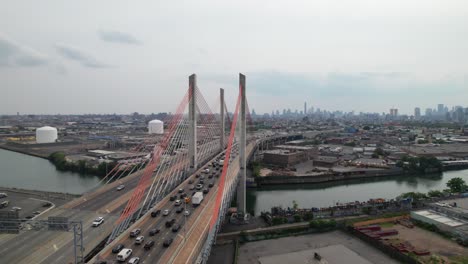 Traffic-congestion-and-poor-air-quality-on-the-BQE-highway,-New-York