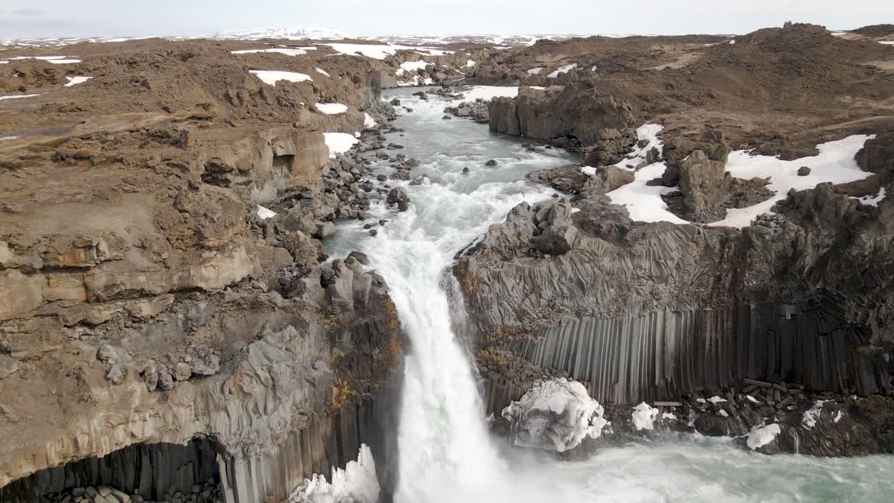 아이슬란드 북부의 큰 폭포 aldeyjarfoss