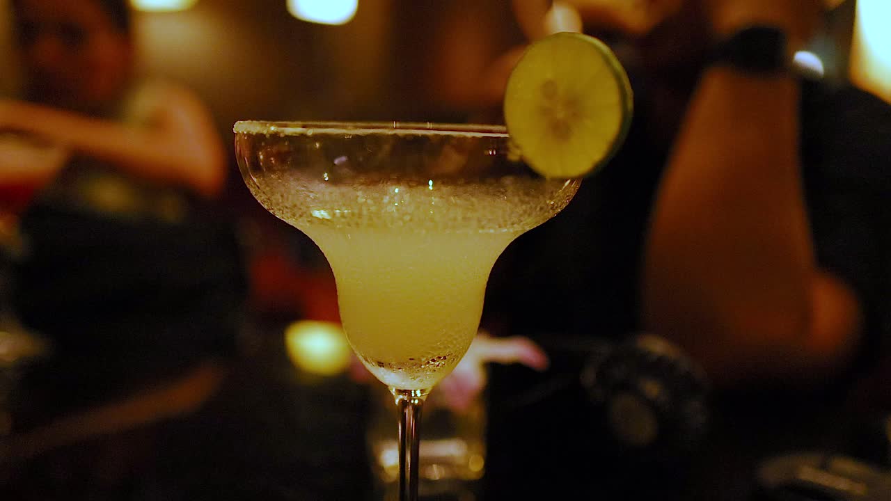 amigos disfrutando de cócteles en un bar de bangkok