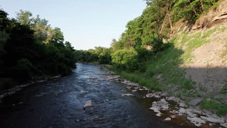 Riverwood-Park-Fluss-Fliegt-Durch