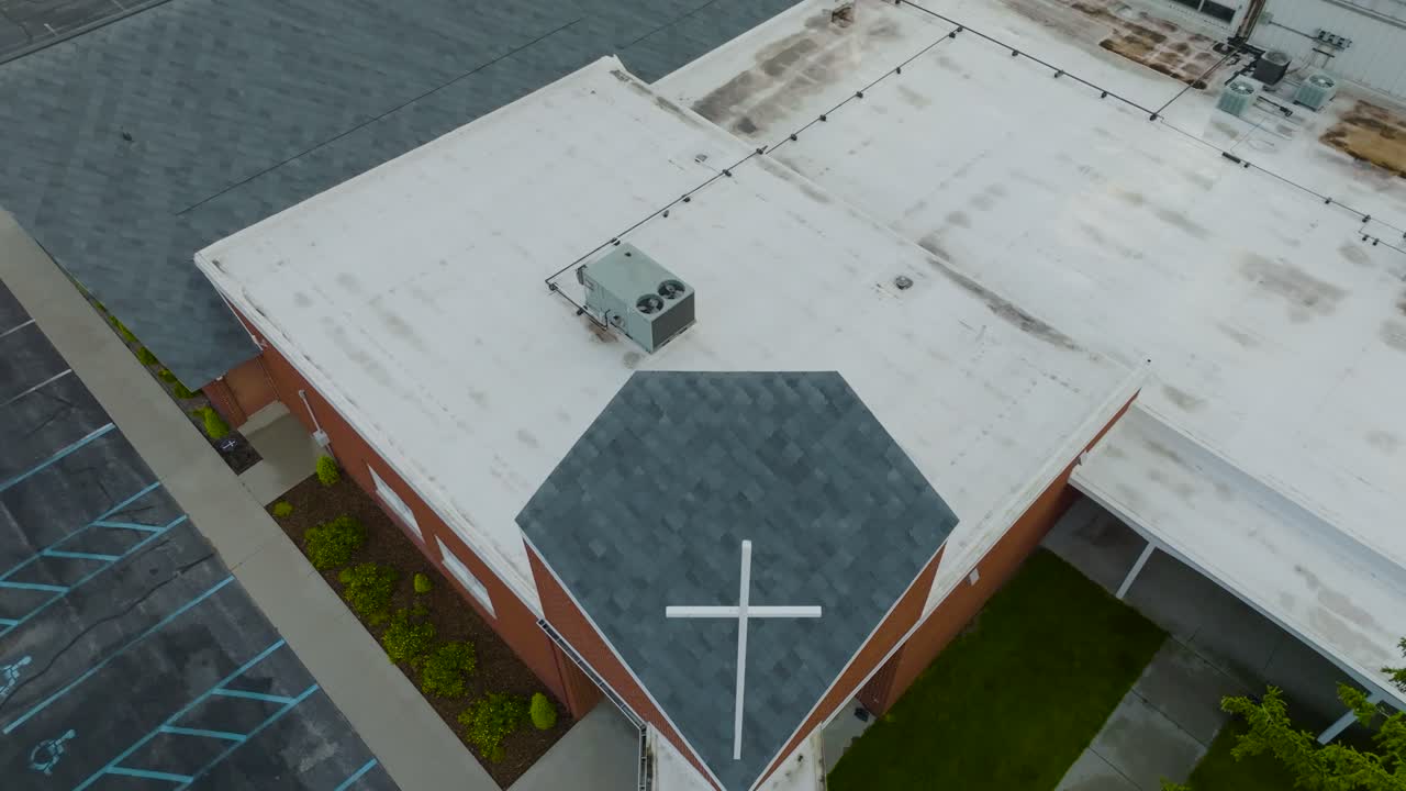 높은 각도로 날아다니며 멋진 건축물을 보여줍니다.