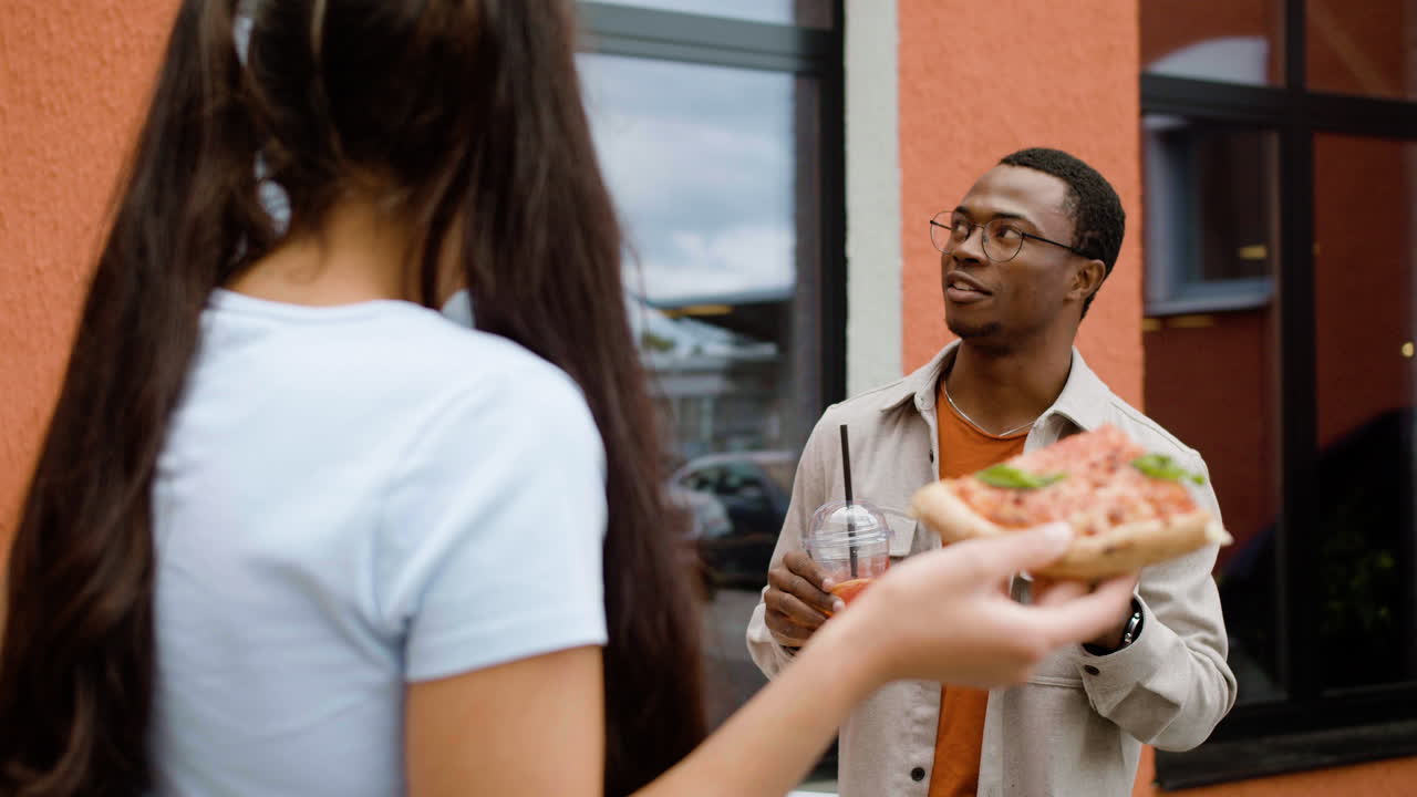 Zwei Freunde essen im Freien