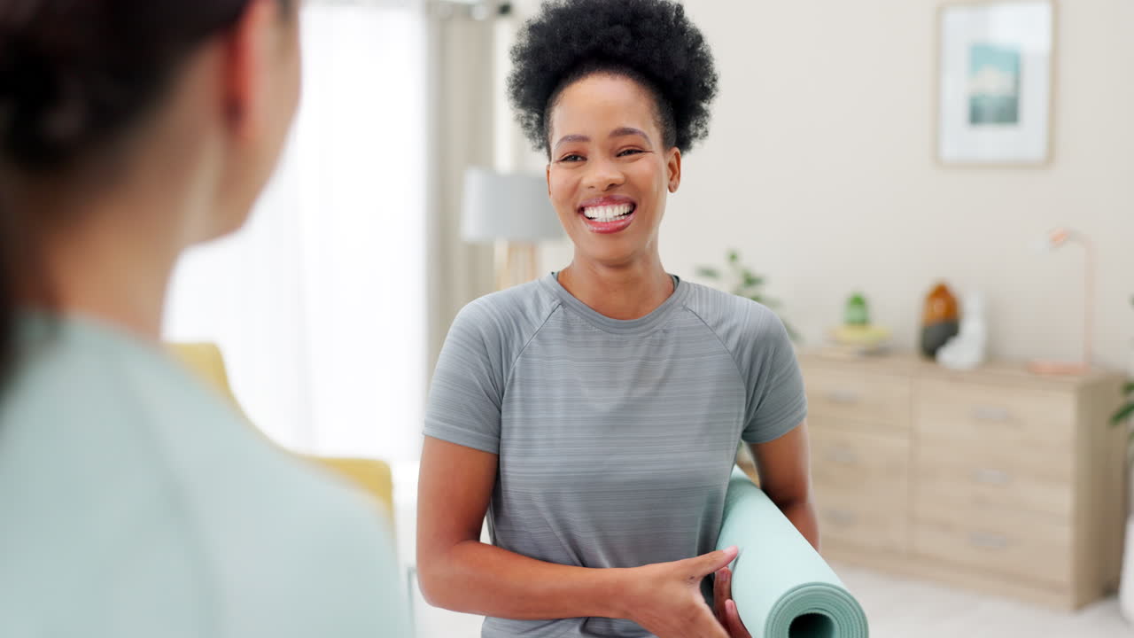 Yoga, amigas e mulheres conversando em casa