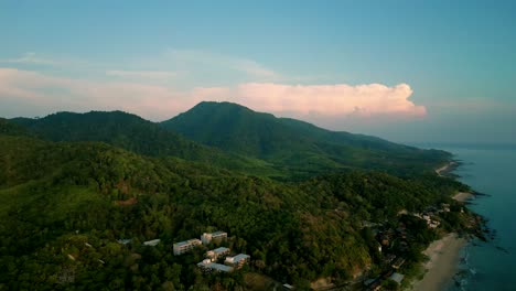 4K-Filmaufnahmen-Einer-Naturdrohnenaufnahme-Einer-Panorama-Luftaufnahme-Der-Wunderschönen-Strände-Und-Berge-Auf-Der-Insel-Koh-Lanta-In-Krabi,-Südthailand,-Bei-Sonnenuntergang