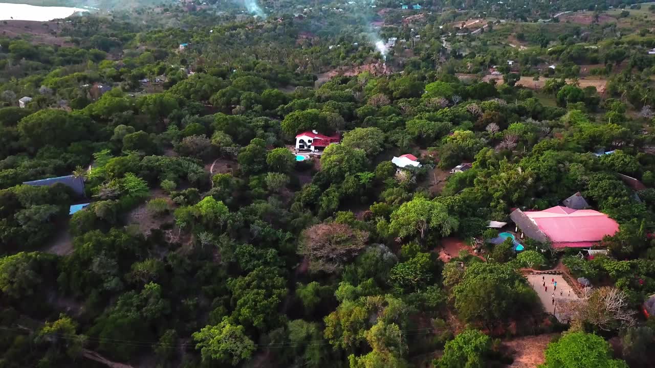 vista panorámica de un pueblo tranquilo en las montañas del bosque de kilifi en kenia, áfrica oriental
