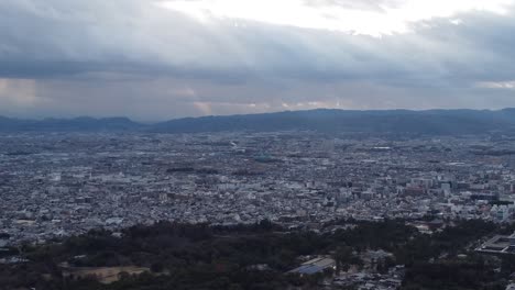 vista aérea del horizonte en el monte wakakusa, nara