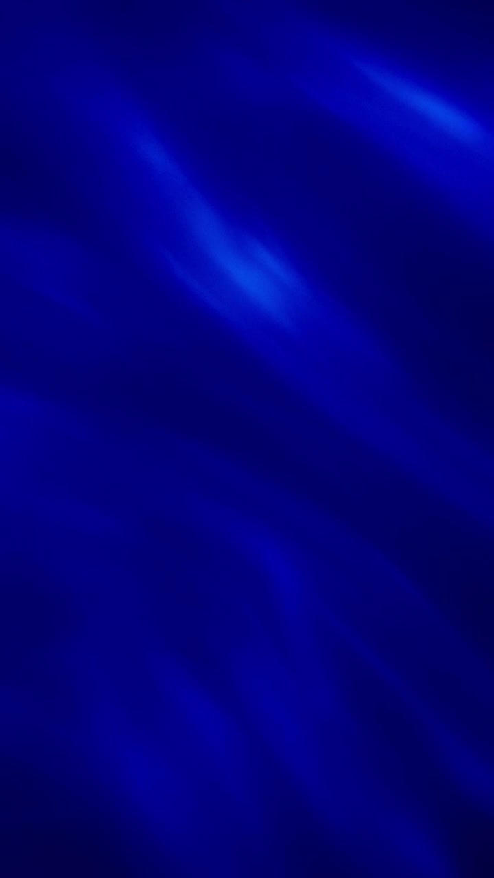 Sfondo astratto di un motivo morbido e ondulato blu. Movimento rallentato. Formato verticale.