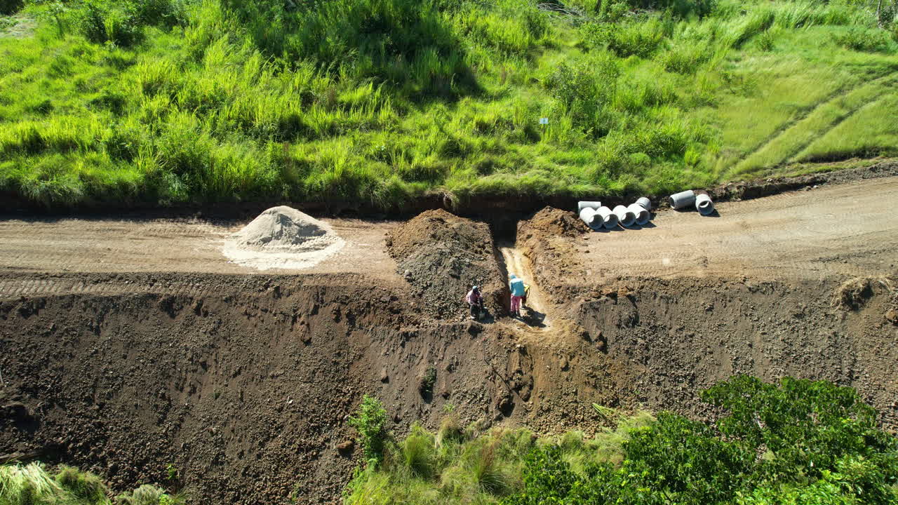 정오에 노동자들이 땅을 파는 교외의 건설 조감도