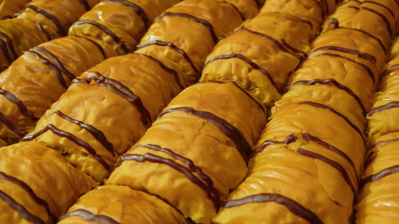 Baklava, dolce tradizionale turco servito su un vassoio