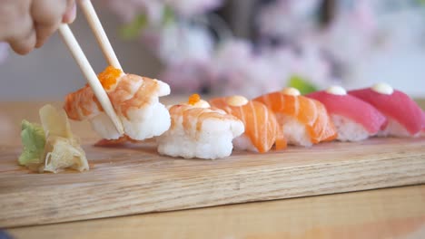 delicioso sushi con palillos