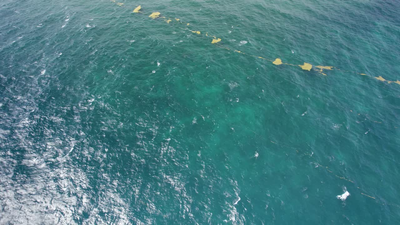 바다 표면에 파편의 공중 공개 샷