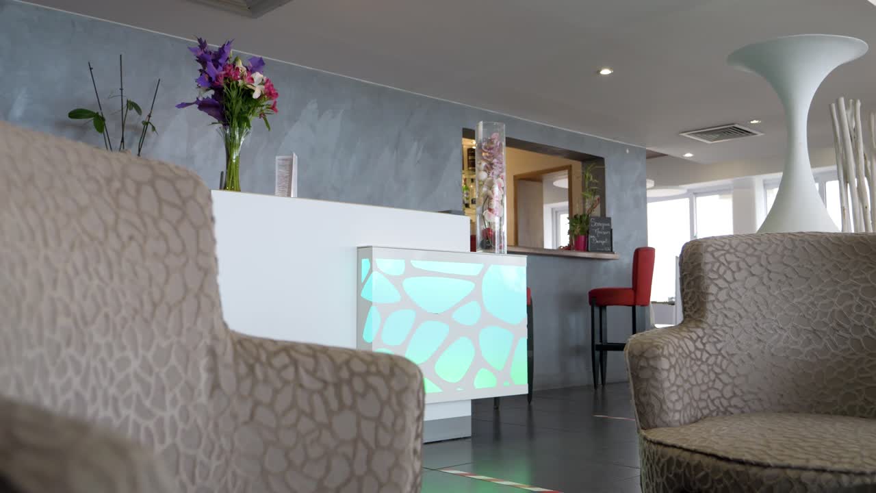 медленный вращающийся снимок, показывающий зону для сидения на столе в спа-курорте