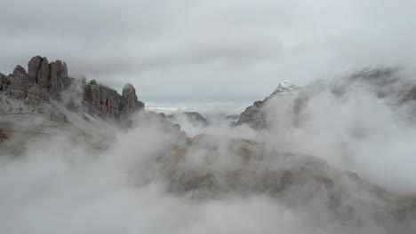 Dolomiten-Italien---Passo-Di-Falzerego---Über-Den-Wolken