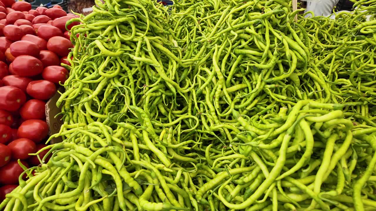 un montón de pimientos verdes